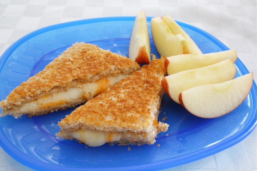 15 Healthy Snacks for People with Diabetes Apple Cheese Slices – A Sweet and Savory Combination for Diabetes Friendly Snacking
