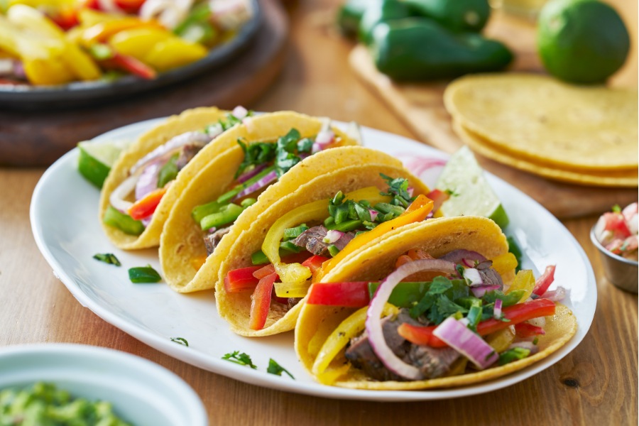 15 Healthy Snacks for People with Diabetes Bell pepper slices with guacamole – Nutritious snack for diabetics