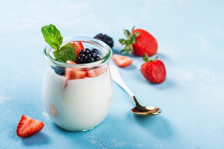 15 Healthy Snacks for People with Diabetes Greek Yogurt with Berries – High protein and low sugar snack for diabetics