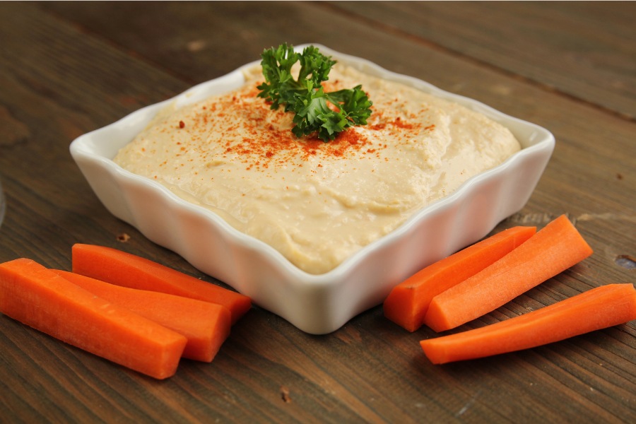 15 Healthy Snacks for People with Diabetes Hummus with Carrots or Pita Bread – A delicious and fiber rich snack option for diabetics