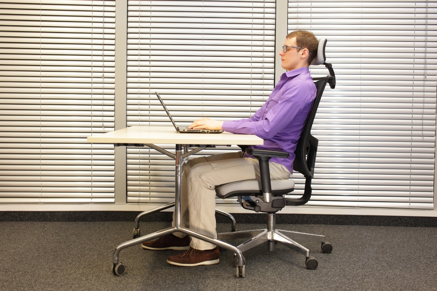 Benefits and importance of using an ergonomic chair to avoid back pain when sitting all day